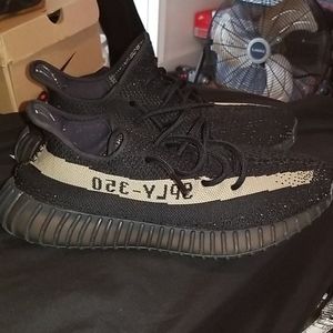 Yeezy boost 350 v2 black and white